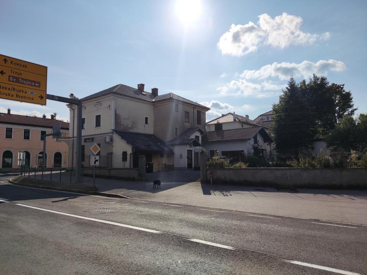 Family Hostel Pivka Eksteriør bilde