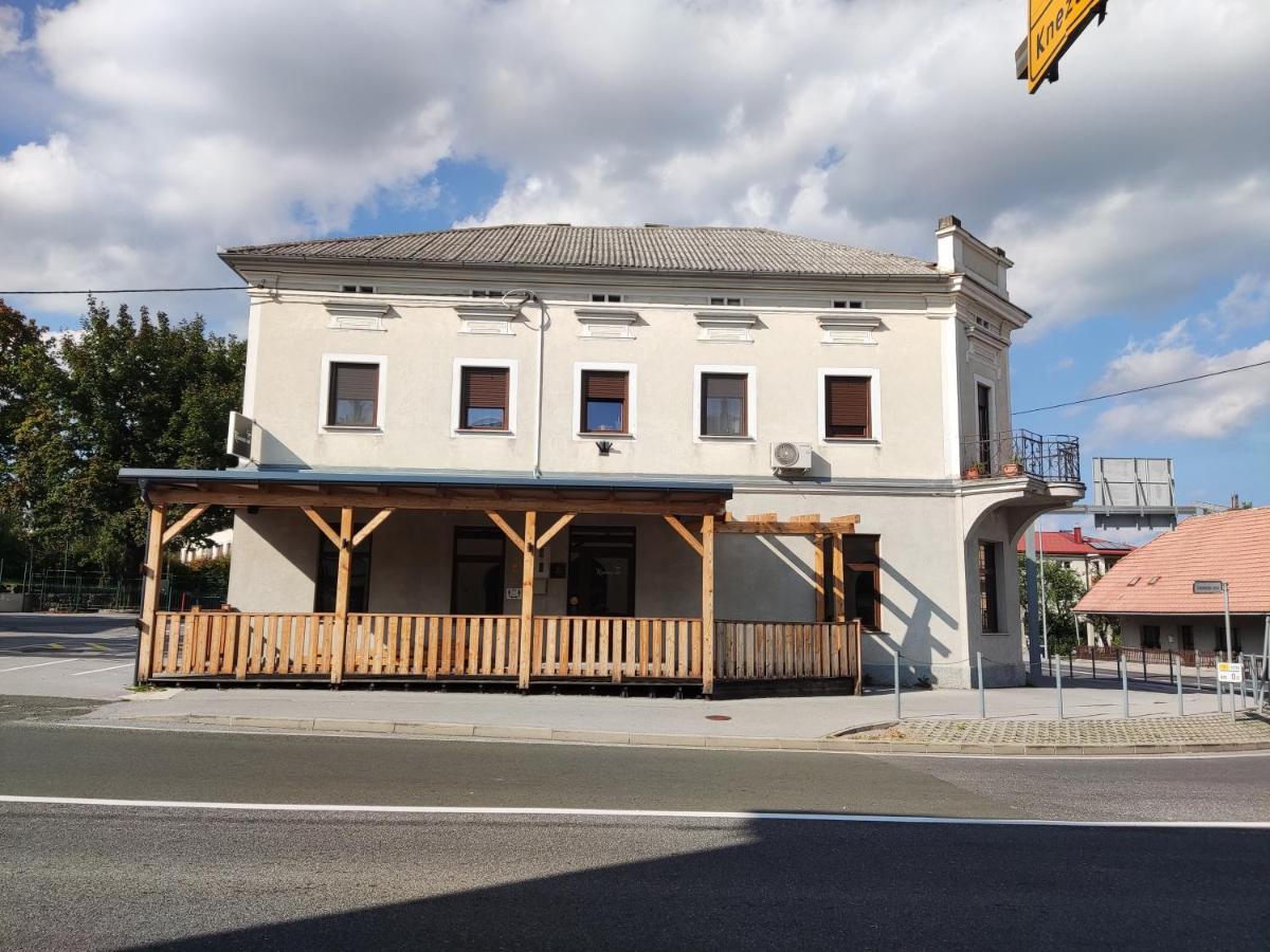 Family Hostel Pivka Eksteriør bilde